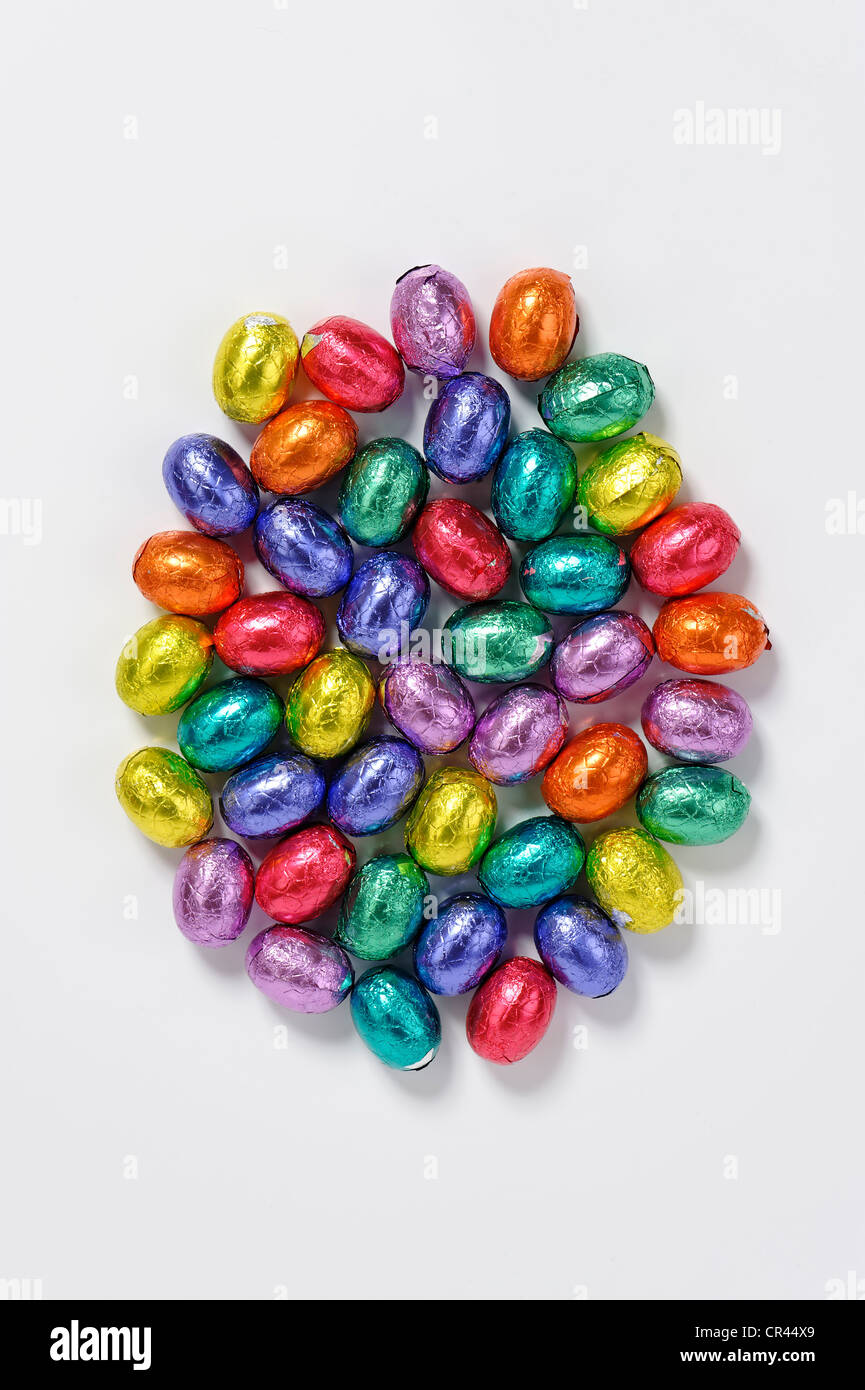 Les œufs en chocolat coloré, œufs de Pâques Banque D'Images