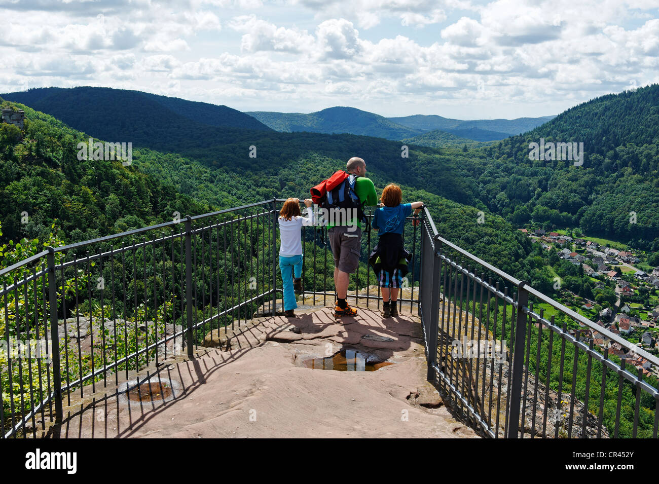 Famille à l'affût de Burg Trifels Annweiler am Trifels près de château, Route des Vins allemande, Rhénanie-Palatinat, Allemagne, Europe Banque D'Images