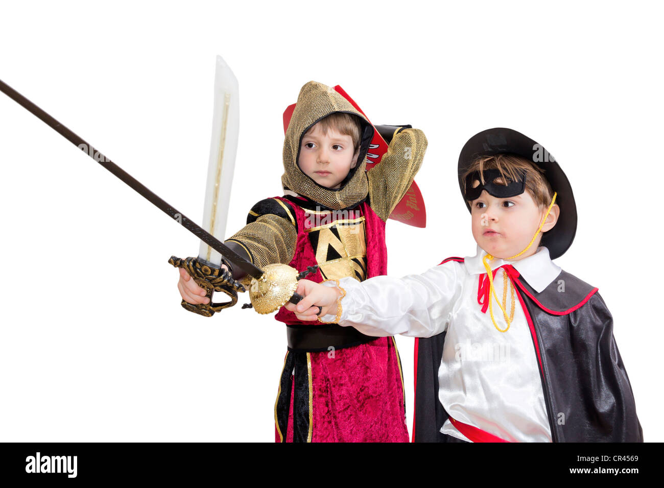 Costume de carnaval avec les garçons . Peu de combats knight avec emblème polonais sur le bouclier et très mystérieuse Zorro. Banque D'Images