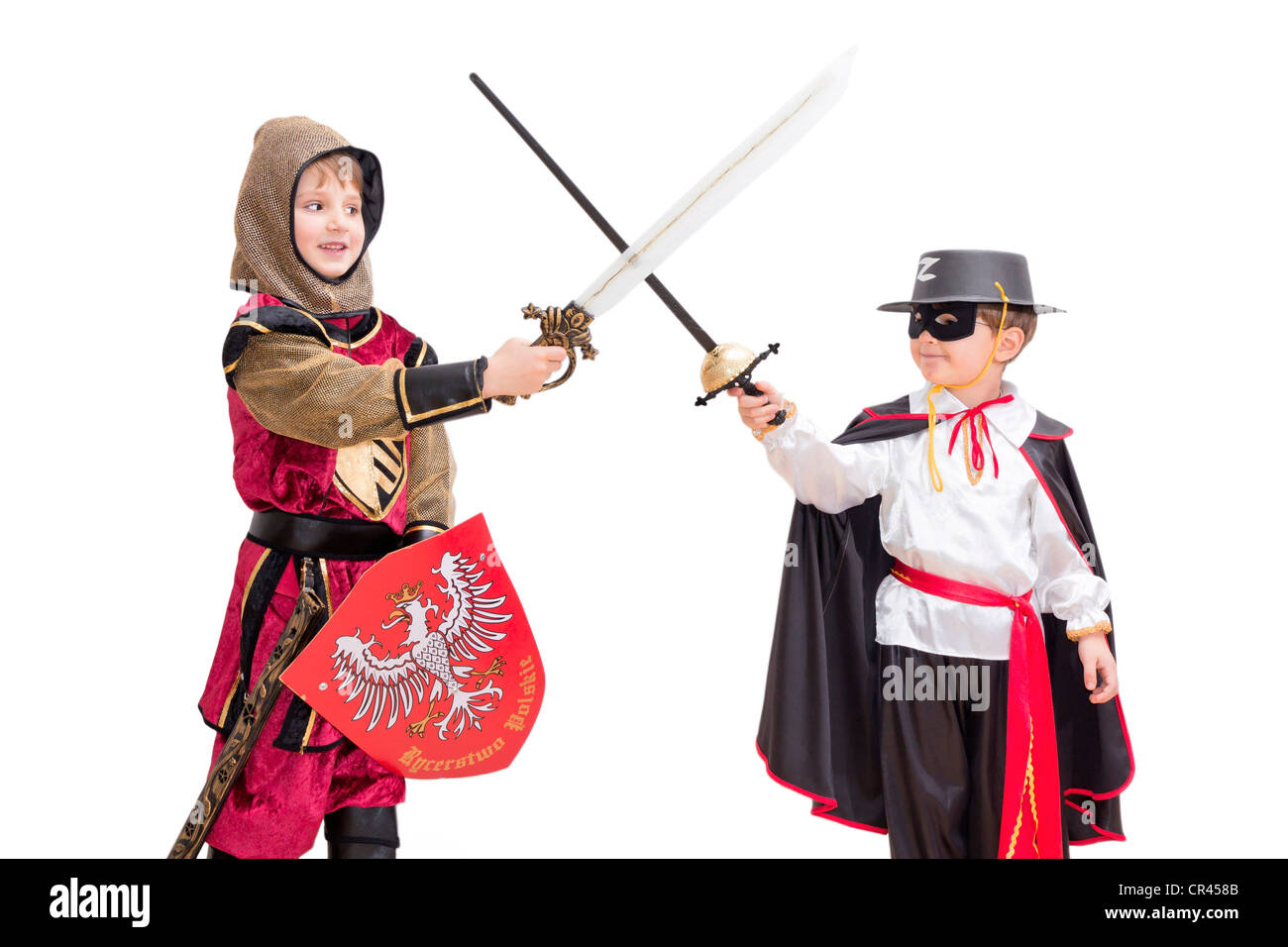 Costume de carnaval avec les garçons . Peu de combats knight avec emblème polonais sur le bouclier et très mystérieuse Zorro. Banque D'Images