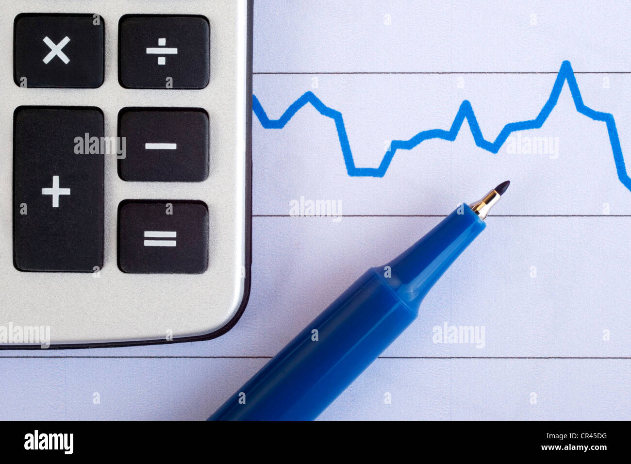 Les clés de l'arithmétique calculatrice montrant plus minus,multiplier diviser, et le graphique et un stylo. Les chiffres génériques concept. Banque D'Images