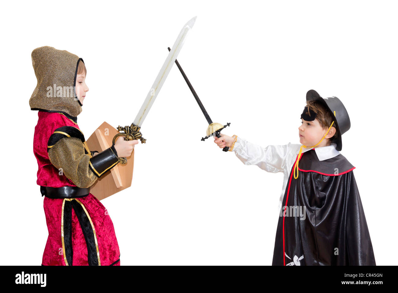 Costume de carnaval avec les garçons . Peu de combats knight avec emblème polonais sur le bouclier et très mystérieuse Zorro. Banque D'Images