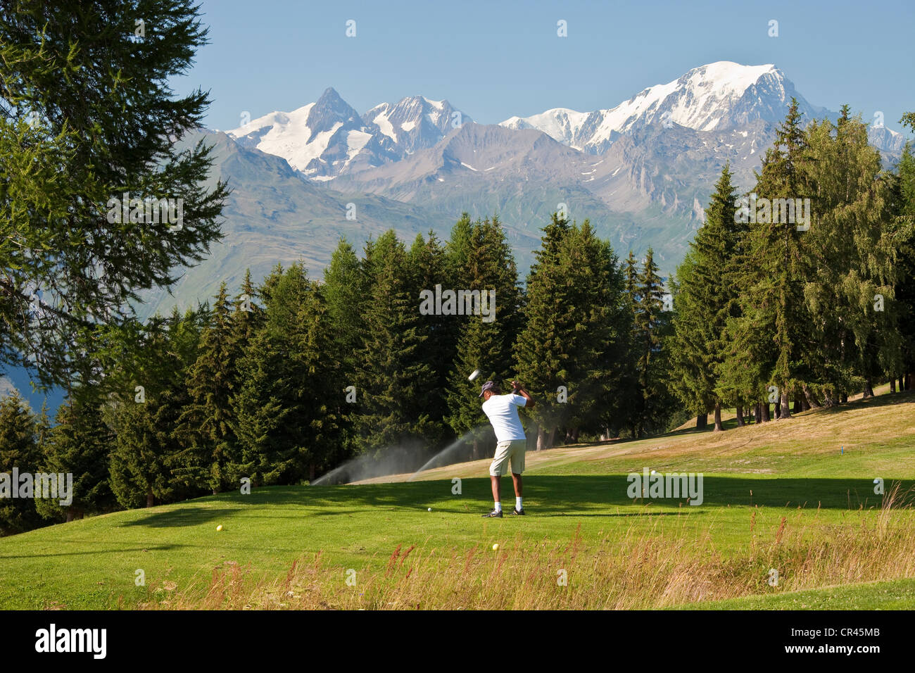France, Savoie, Les Arcs 1800, le terrain de golf en face du Mont Blanc (4810m) Banque D'Images