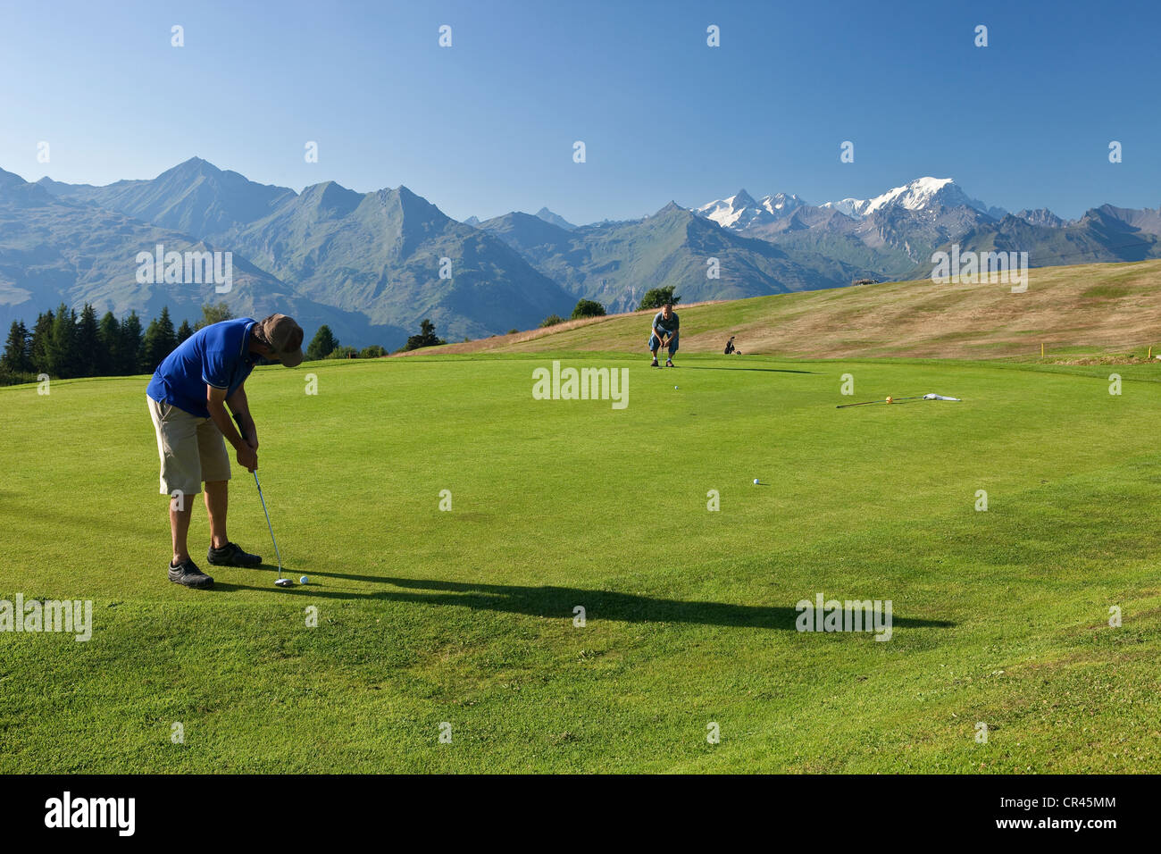 France, Savoie, Les Arcs 1800, le terrain de golf en face du Mont Blanc (4810m) Banque D'Images