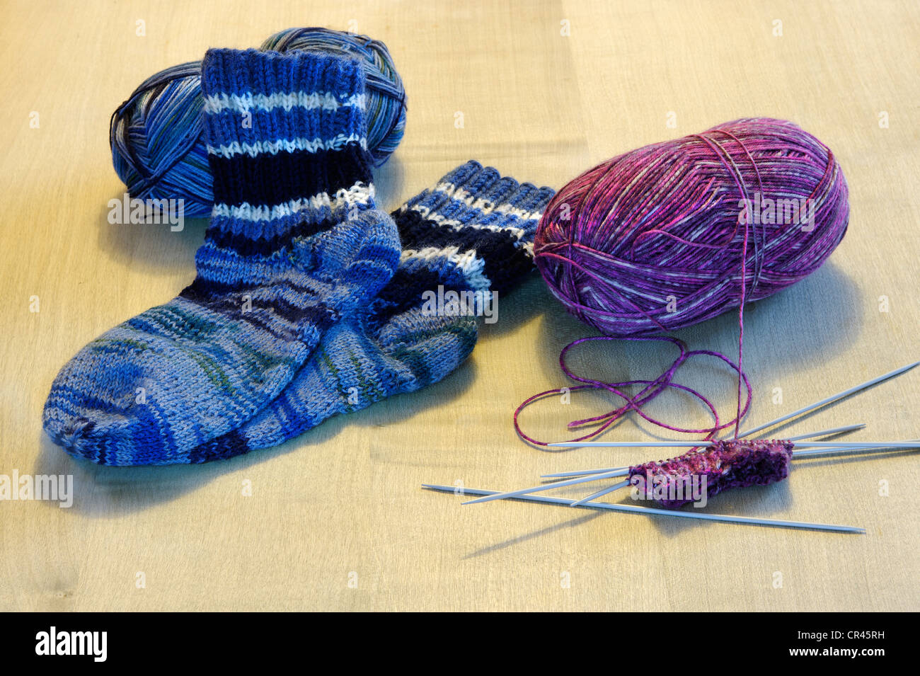 Le tricotage de chaussettes, de la laine, des aiguilles à tricoter Banque D'Images
