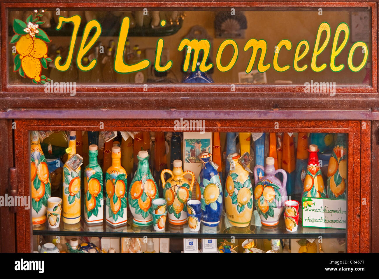 Italie : Fenêtre de magasin spécialisé dans les Limoncello, liqueur de citron fabriqué localement, dans le village d'Amalfi sur Amalfi Coast Banque D'Images