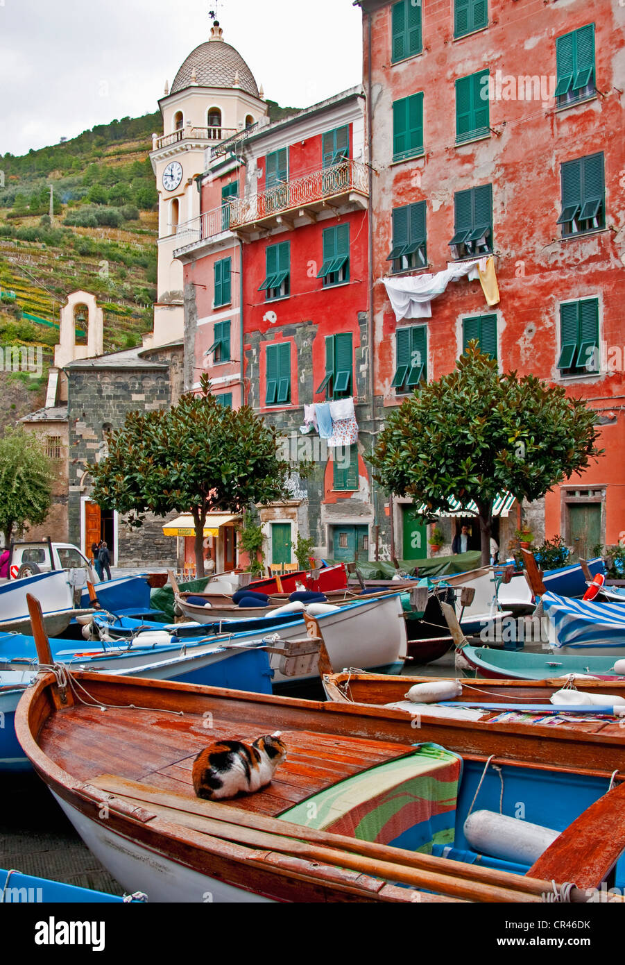 Italie : Parc National des Cinque Terre, bateaux à Vernazza waterfront Banque D'Images