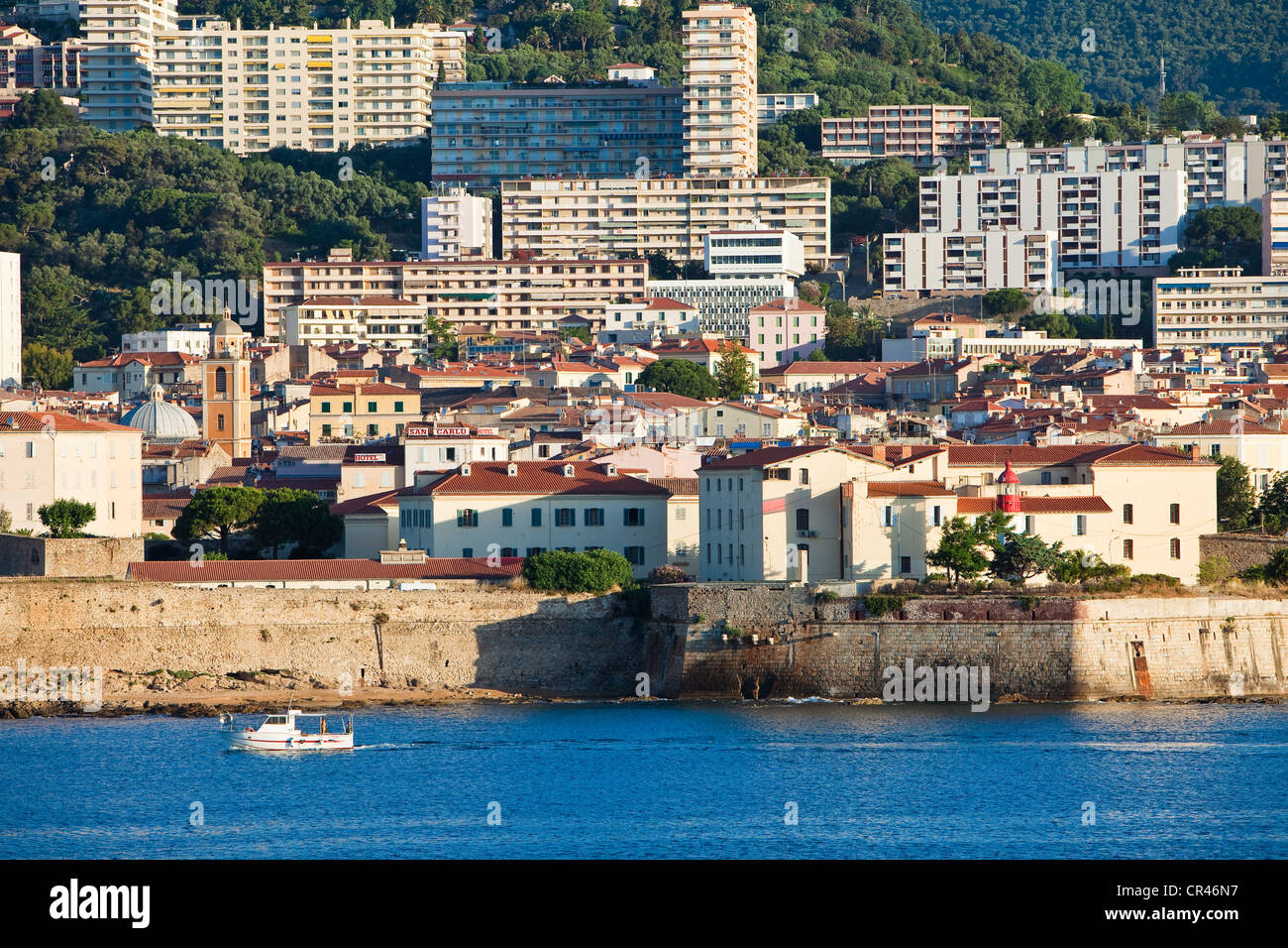 France, Corse du Sud, Ajaccio, la citadelle et la ville vue de la mer Banque D'Images