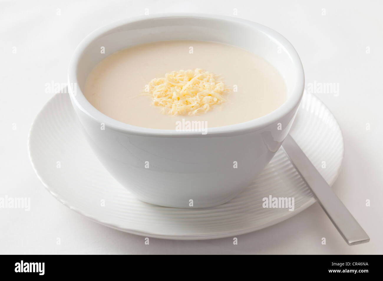 Un bol de soupe de chou-fleur crémeuse garnie de fromage râpé. Banque D'Images Un bol de soupe de chou-fleur crémeuse garnie de fromage râpé. Banque D'Images