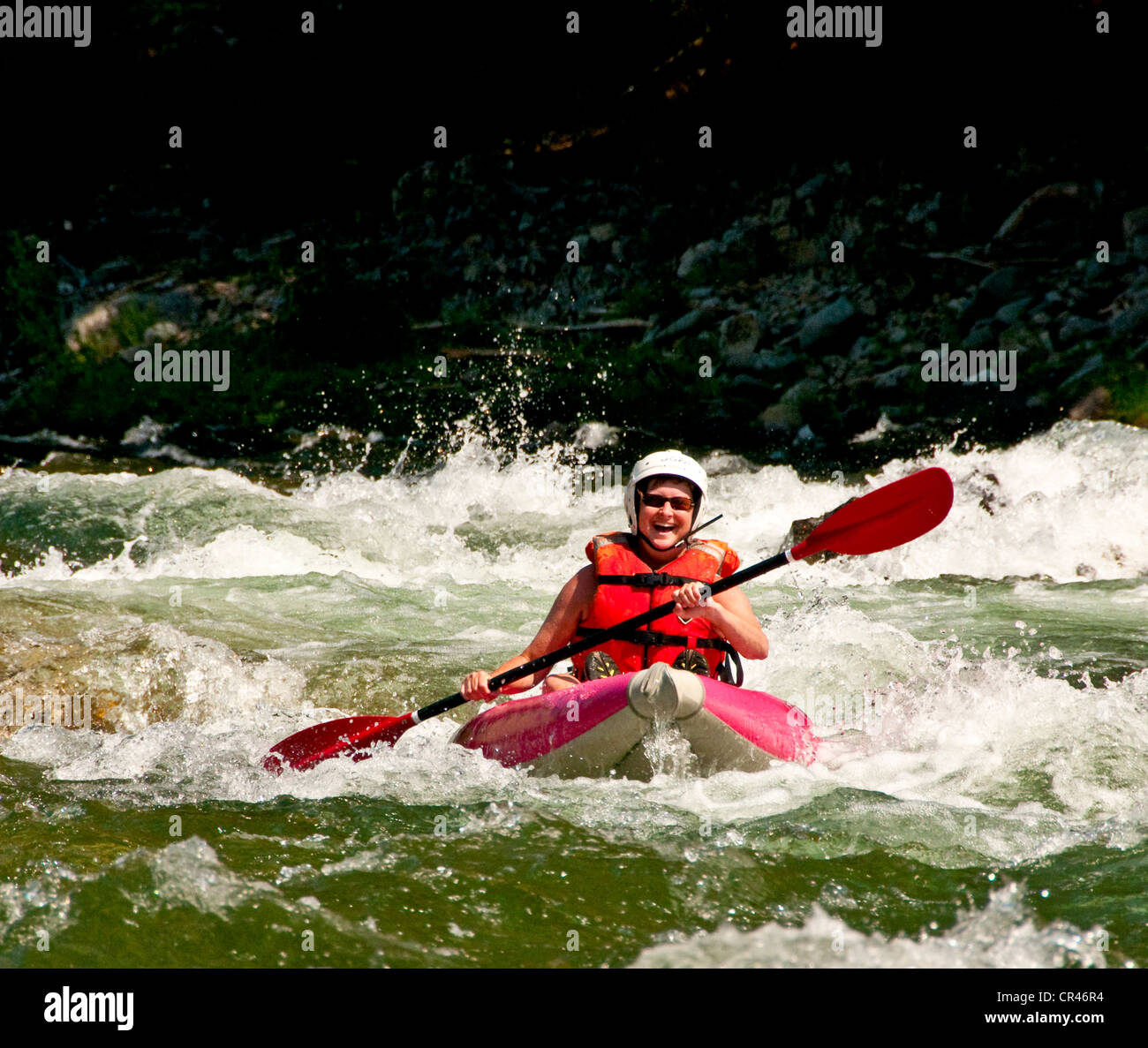 Young Woman having fun kayak la fourche au milieu de la rivière Salmon, Idaho Banque D'Images