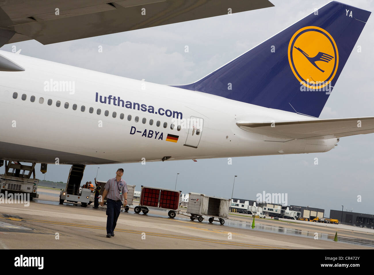 Un Boeing 747-8 Lufthansa arrive à l'Aéroport International de Dulles sur son premier vol passager. Banque D'Images