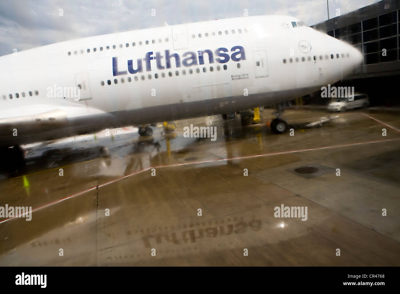Un Boeing 747-8 Lufthansa arrive à l'Aéroport International de Dulles sur son premier vol passager. Banque D'Images
