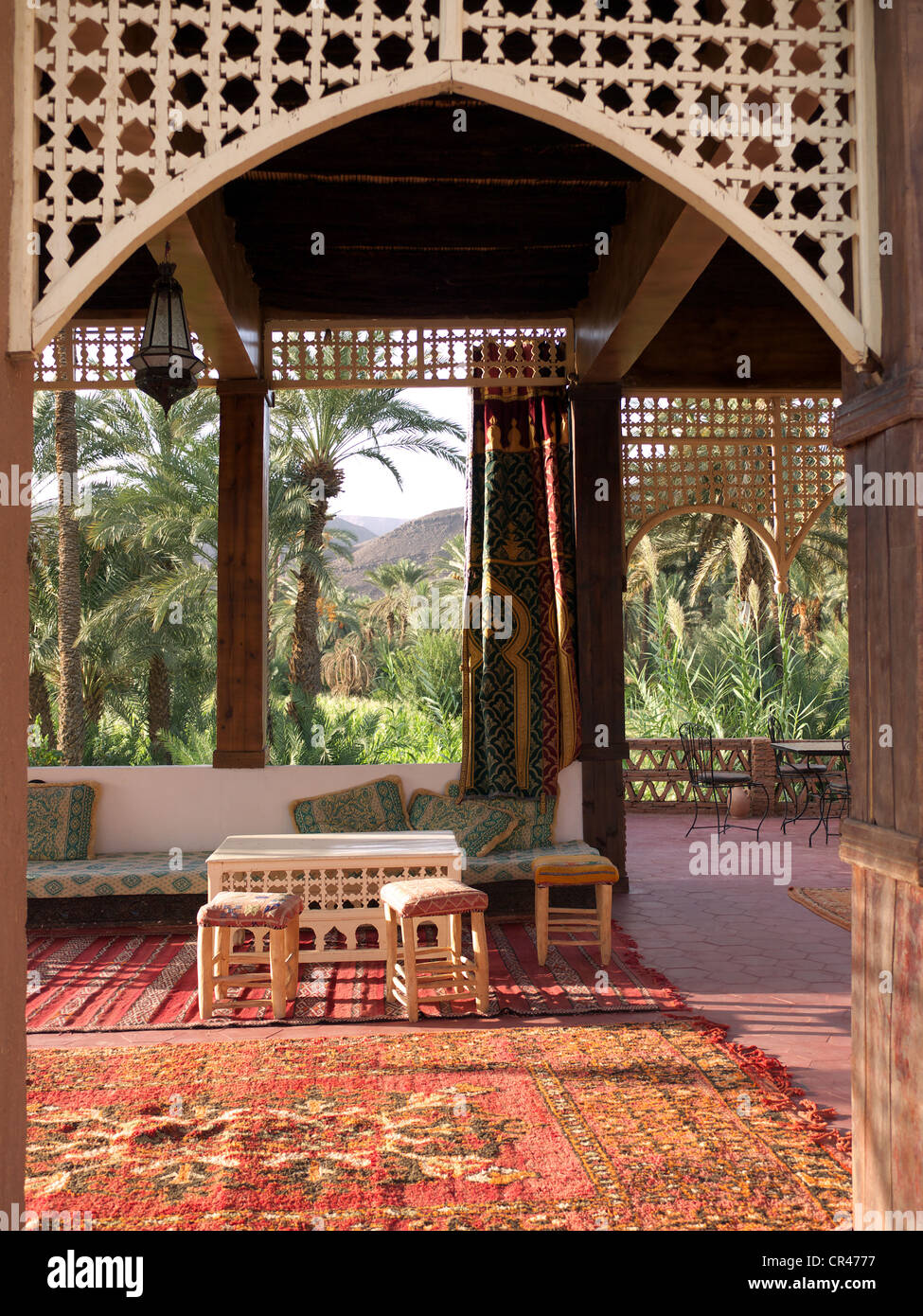 Décor traditionnel marocain dans un riad dans un hôtel converti de style kasbah, Agdz, vallée du Drâa, Maroc, Afrique du Nord, Afrique Banque D'Images