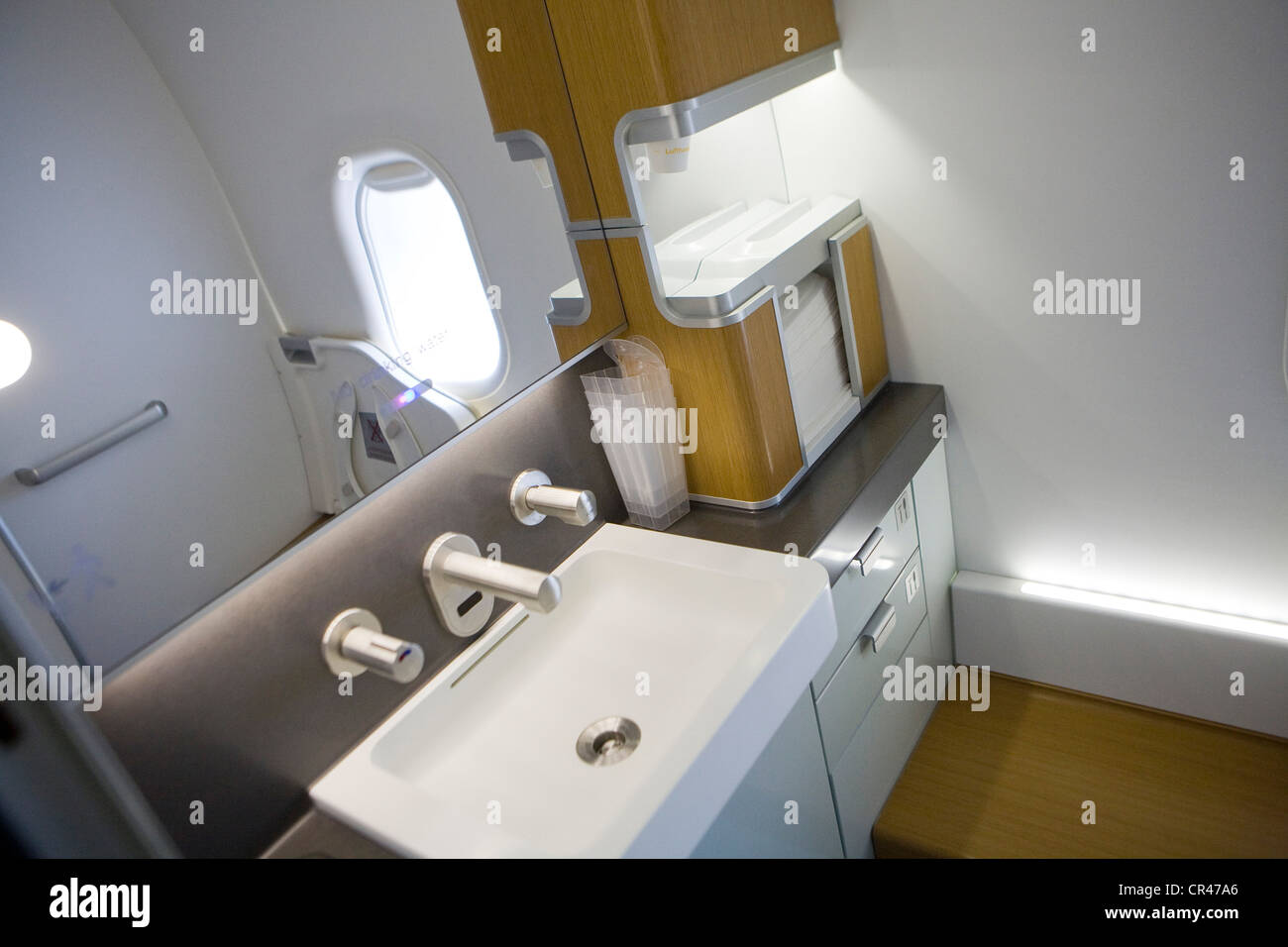 La salle de bains d'un Lufthansa Boeing 747-8. Banque D'Images