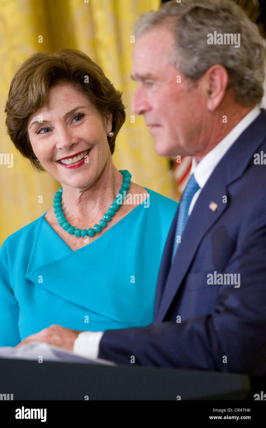 L'ancien président George W. Bush une Première dame Laura Bush lors d'une cérémonie à la Maison Blanche pour dévoiler son portrait officiel. Banque D'Images