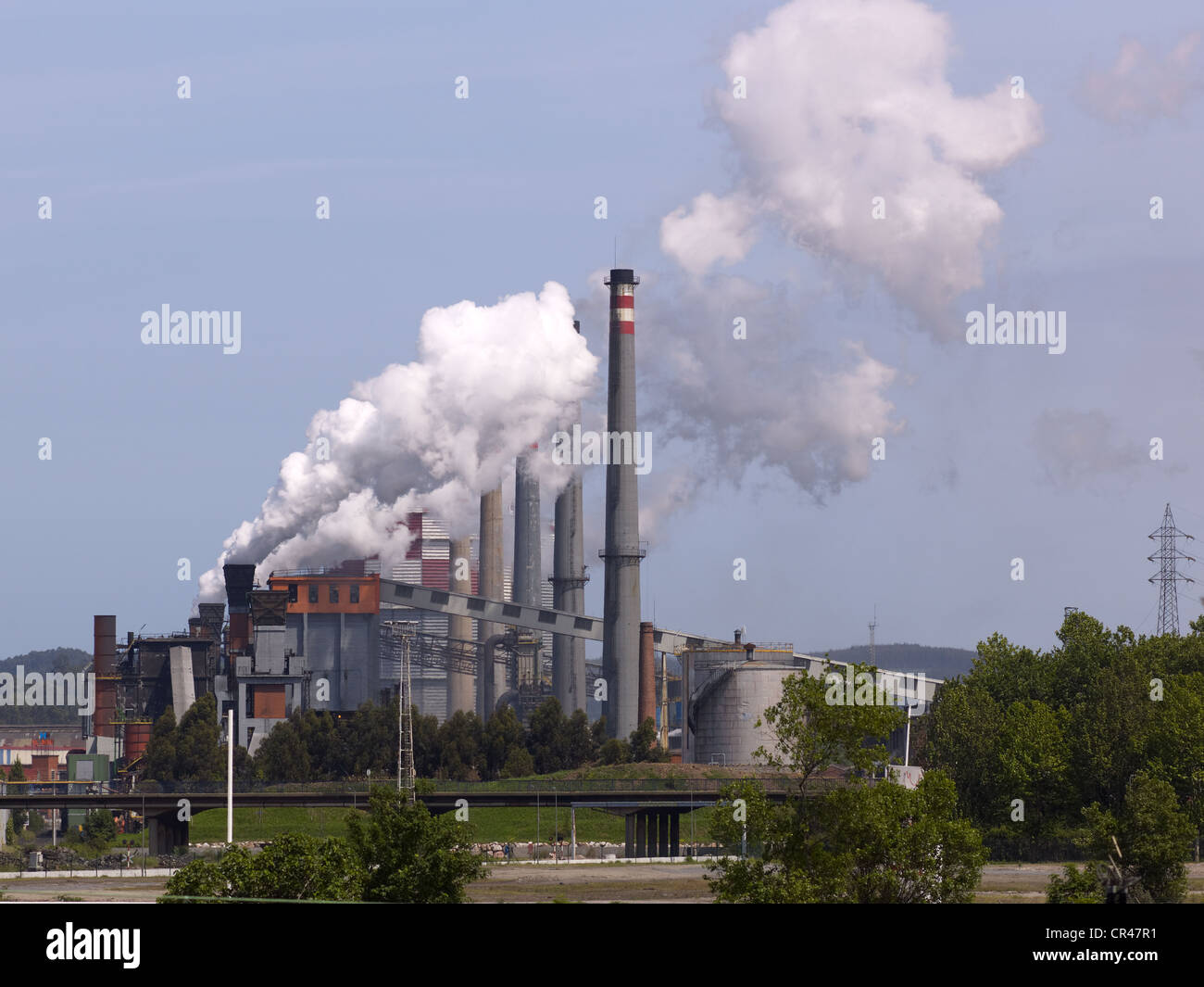 Fumeurs cheminées industrielles, sidérurgie, Avilés, dans les Asturies, dans le nord de l'Espagne, Europe Banque D'Images