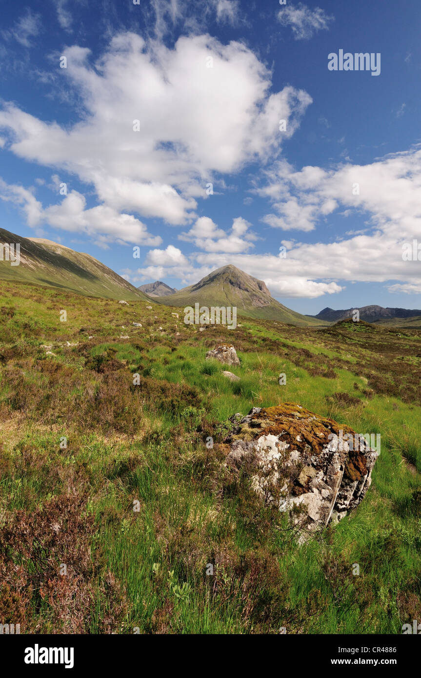 Marsco et Glen Sligachan claire sur un ciel bleu d'été ensoleillée journée sur l'île de Skye, Écosse, Hébrides intérieures Banque D'Images