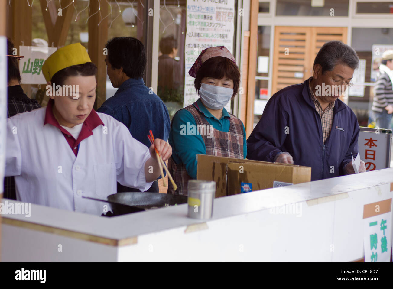 Un Japonais street food au centre commercial local à Matsusaka. Banque D'Images