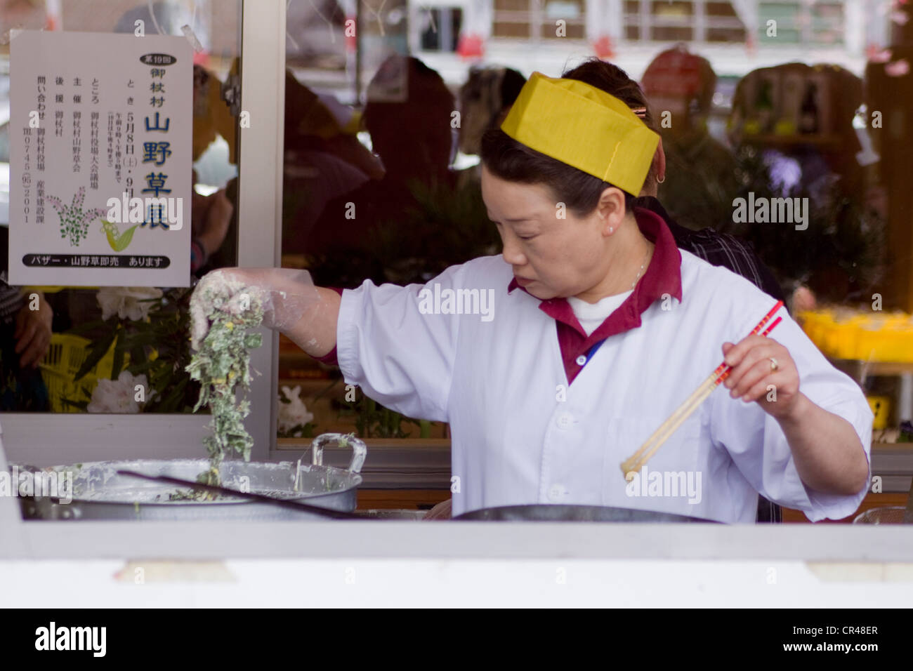Un Japonais street food au centre commercial local à Matsusaka. Banque D'Images