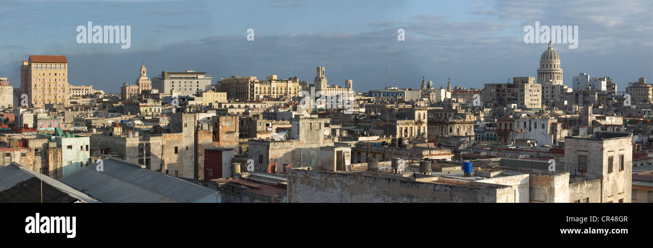 Vue sur la vieille ville avec la capitale, La Havane, Cuba, Amérique Latine Banque D'Images