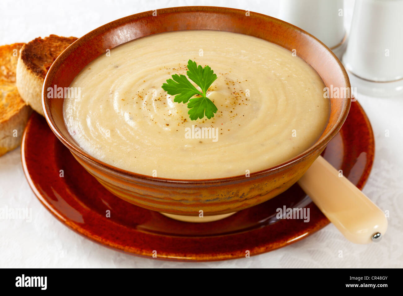 Des choux-fleurs et pommes de terre avec une pincée de poivre gourmet. Banque D'Images Des choux-fleurs et pommes de terre avec une pincée de poivre gourmet. Banque D'Images