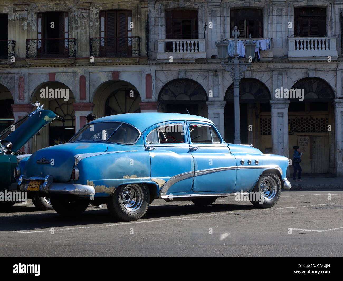 American Vintage voiture en avant de vieilles maisons avec arcade, La Havane, Cuba, Amérique Latine Banque D'Images