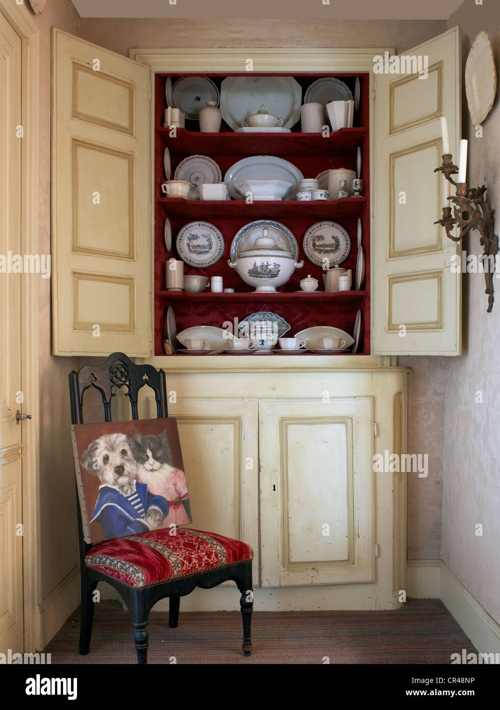 Mobilier provençal Banque de photographies et d'images à haute résolution -  Alamy