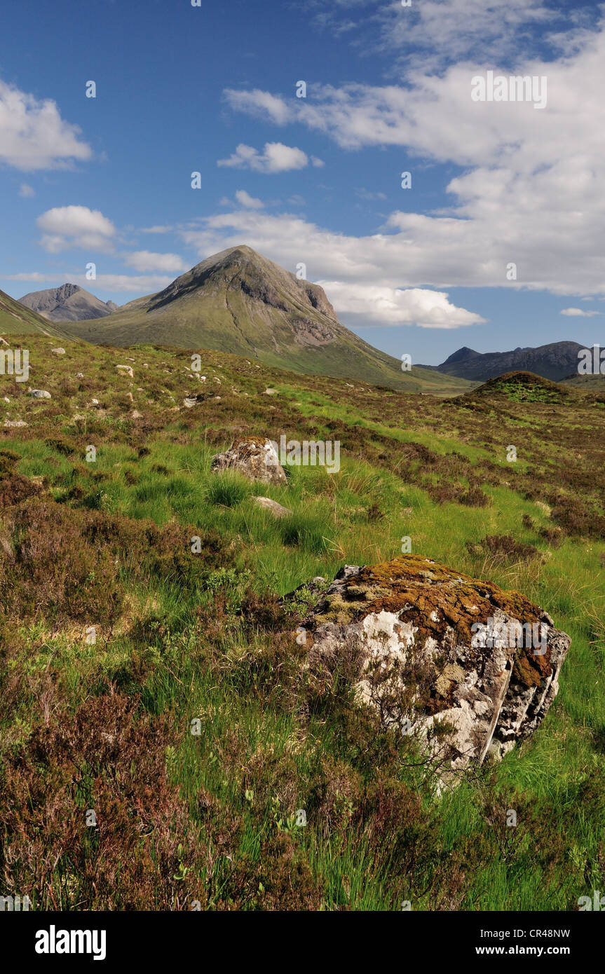 Marsco et Glen Sligachan claire sur un ciel bleu d'été ensoleillée journée sur l'île de Skye, Écosse, Hébrides intérieures Banque D'Images
