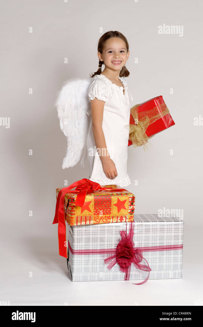 Fille habillé en ange de Noël avec les cadeaux de Noël, Banque D'Images