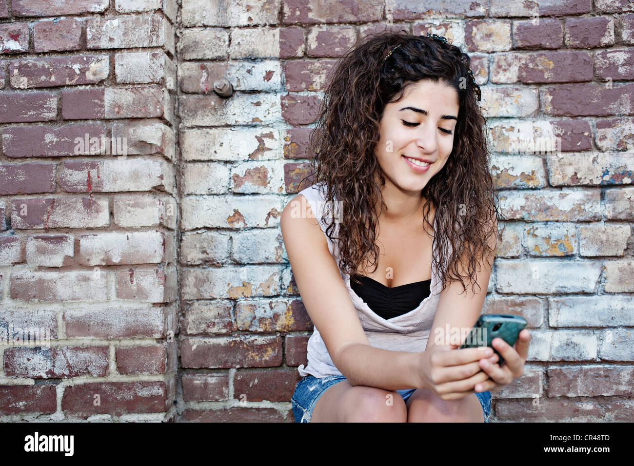 Les femmes du Moyen-Orient text messaging on cell phone Banque D'Images