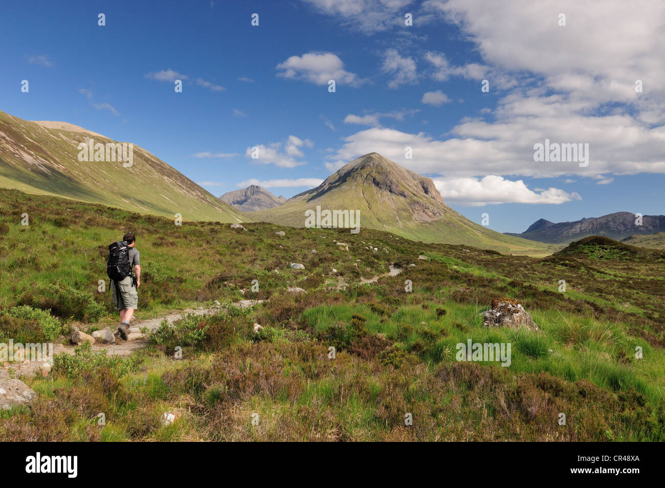 Walker à Glen Sligachan, île de Skye, avec la montagne de Marsco en arrière-plan Banque D'Images