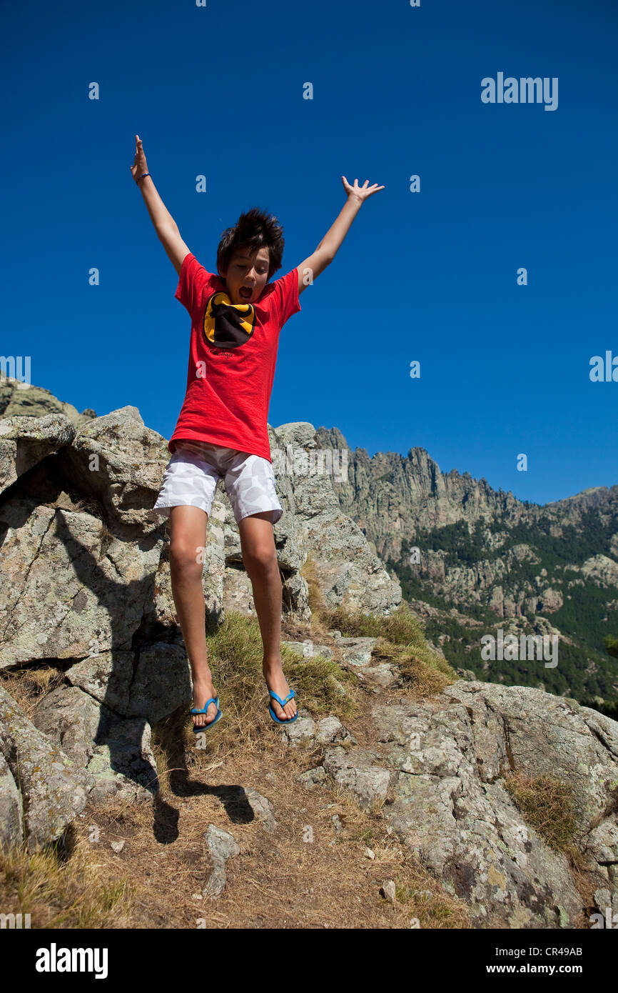 France, Corse du Sud, Col de Bavella, garçon sautant Banque D'Images