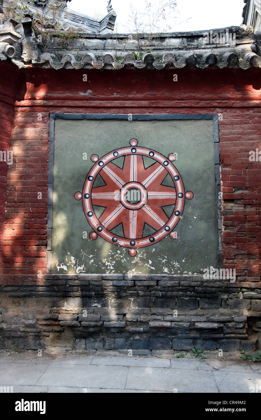 C'est une photo de l'entrée du mur d'un temple en Chine. Il a signe ou symbole chinois ou le caractère peint sur les briques rouges. Banque D'Images
