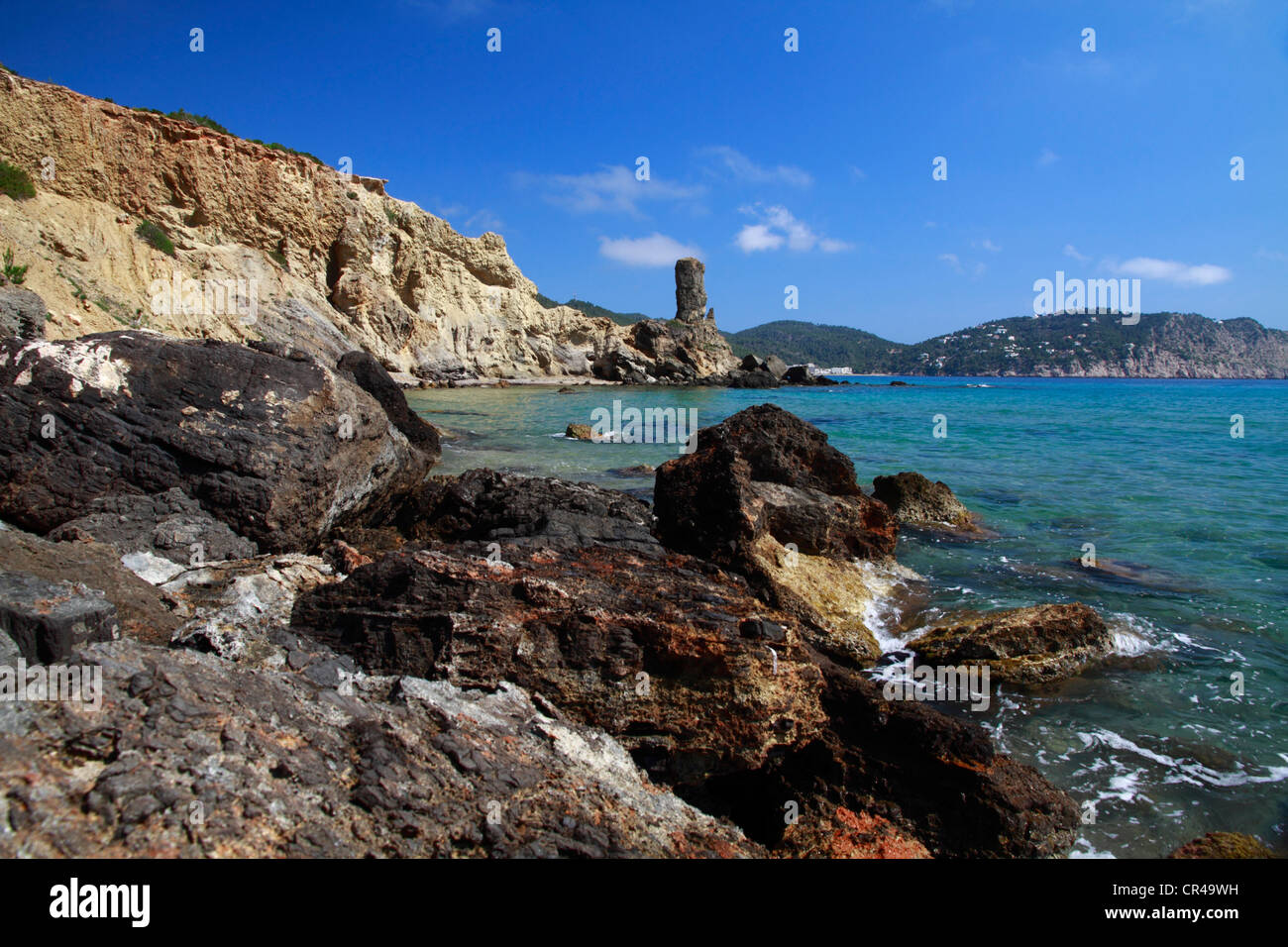 Des falaises rocheuses à plage d'Es Figueral, Ibiza, Espagne, Europe Banque D'Images
