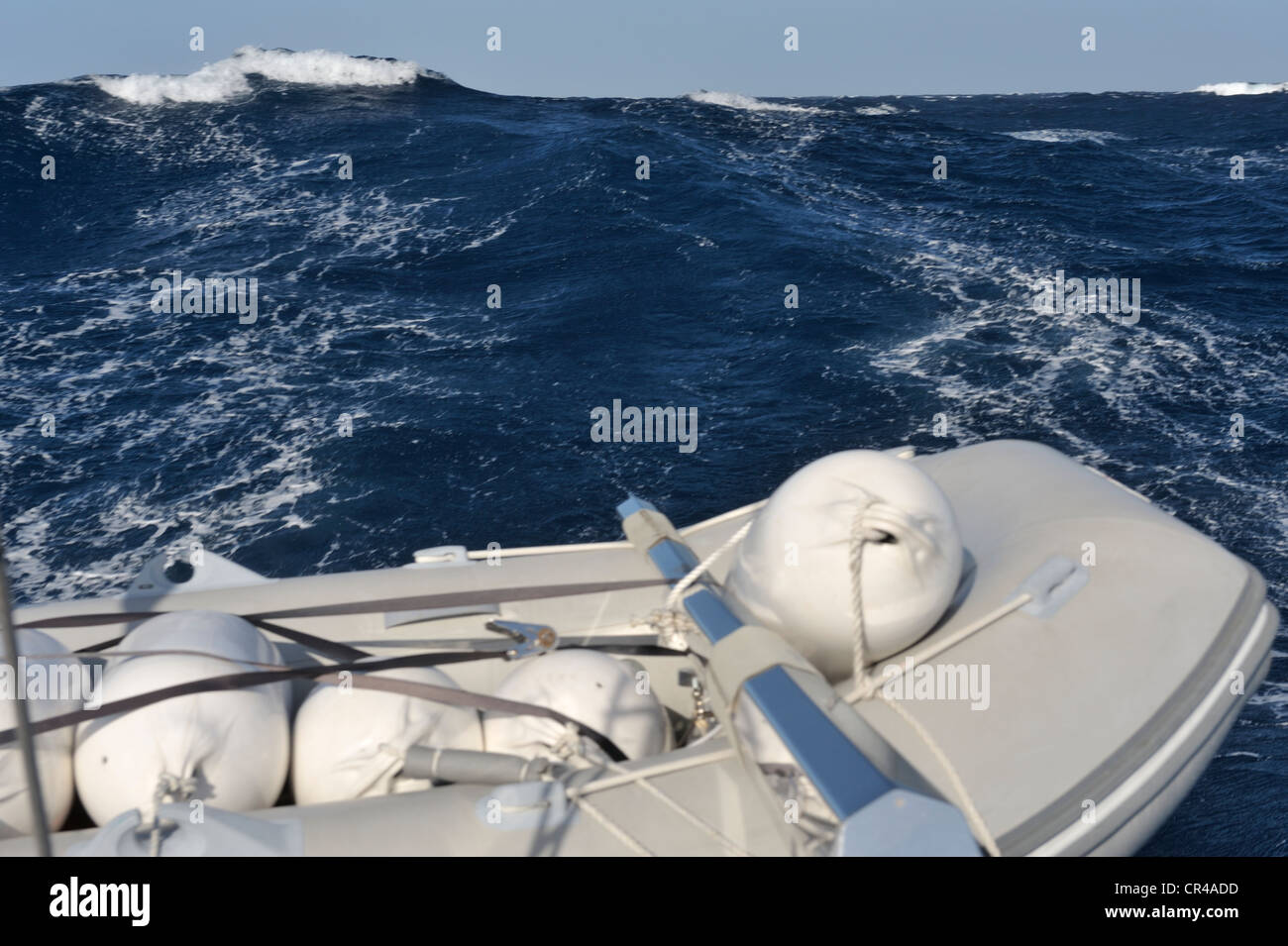 De grosses vagues vu plus derrière canot sur le bossoir d'un yacht de croisière, comme les mers construire en amont d'une gale dans la mer des Caraïbes Banque D'Images