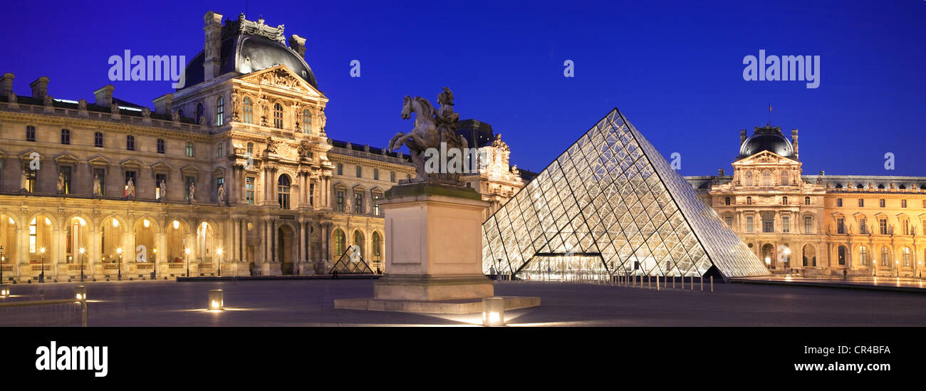 France, Paris, la pyramide du Louvre par l'architecte IM Pei Banque D'Images