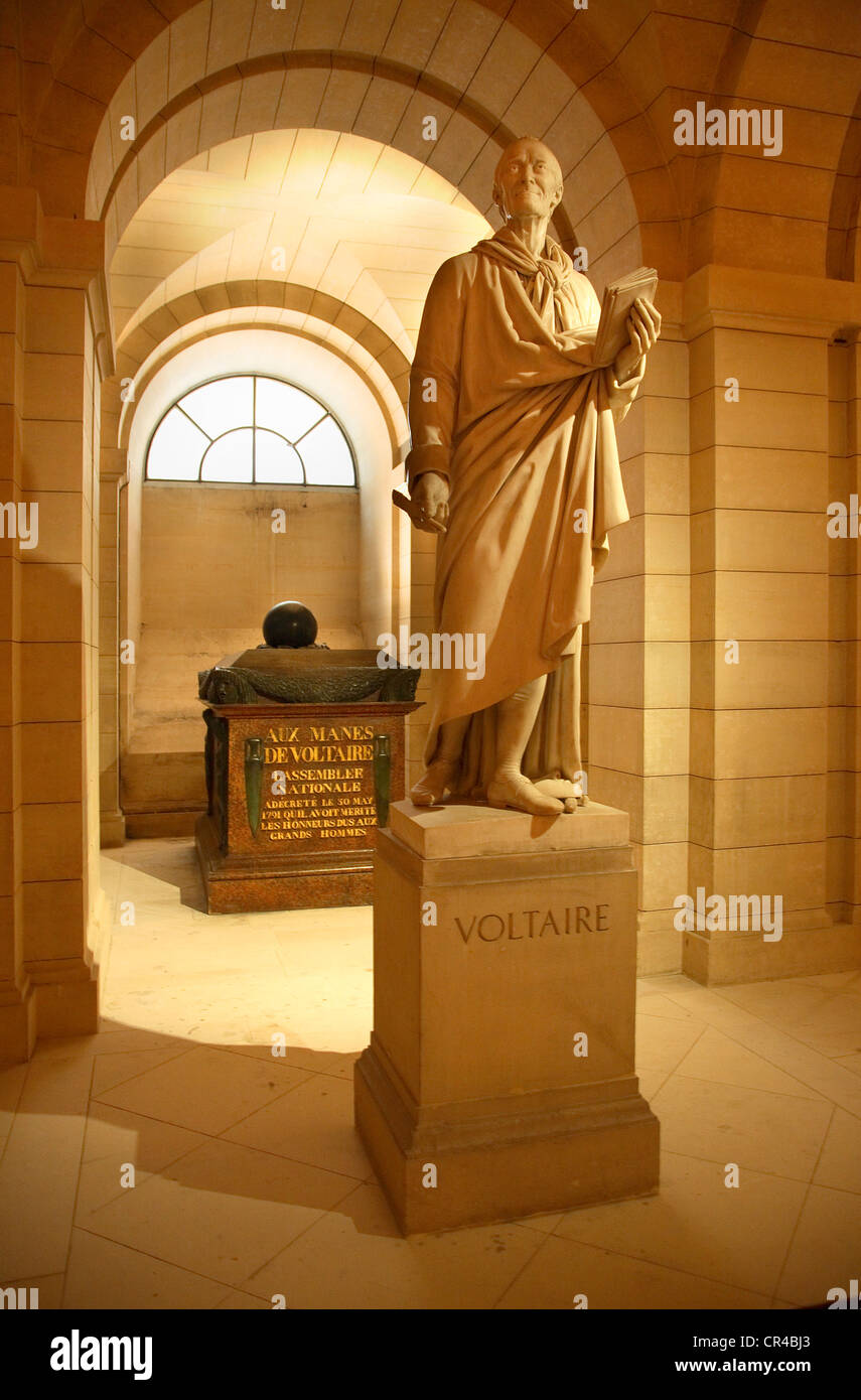 France, Paris, le Quartier Latin, le Panthéon, la statue de Voltaire Banque D'Images