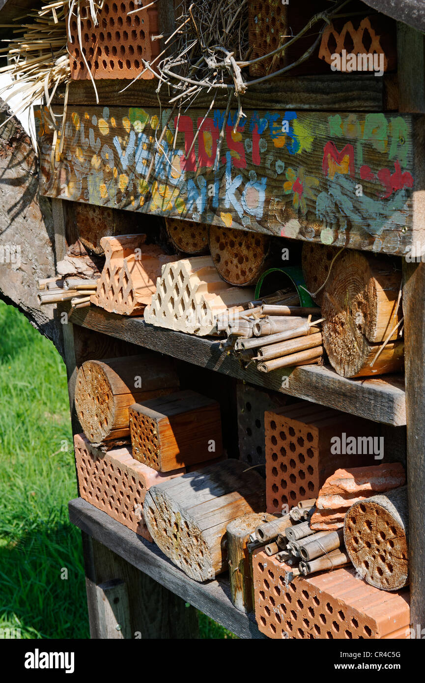 Hôtel pour les abeilles sauvages et les insectes Les insectes, l''hôtel, jardinage naturel, Niederaudorf dans la vallée de l'Inn, Bavière Haute-bavière Banque D'Images