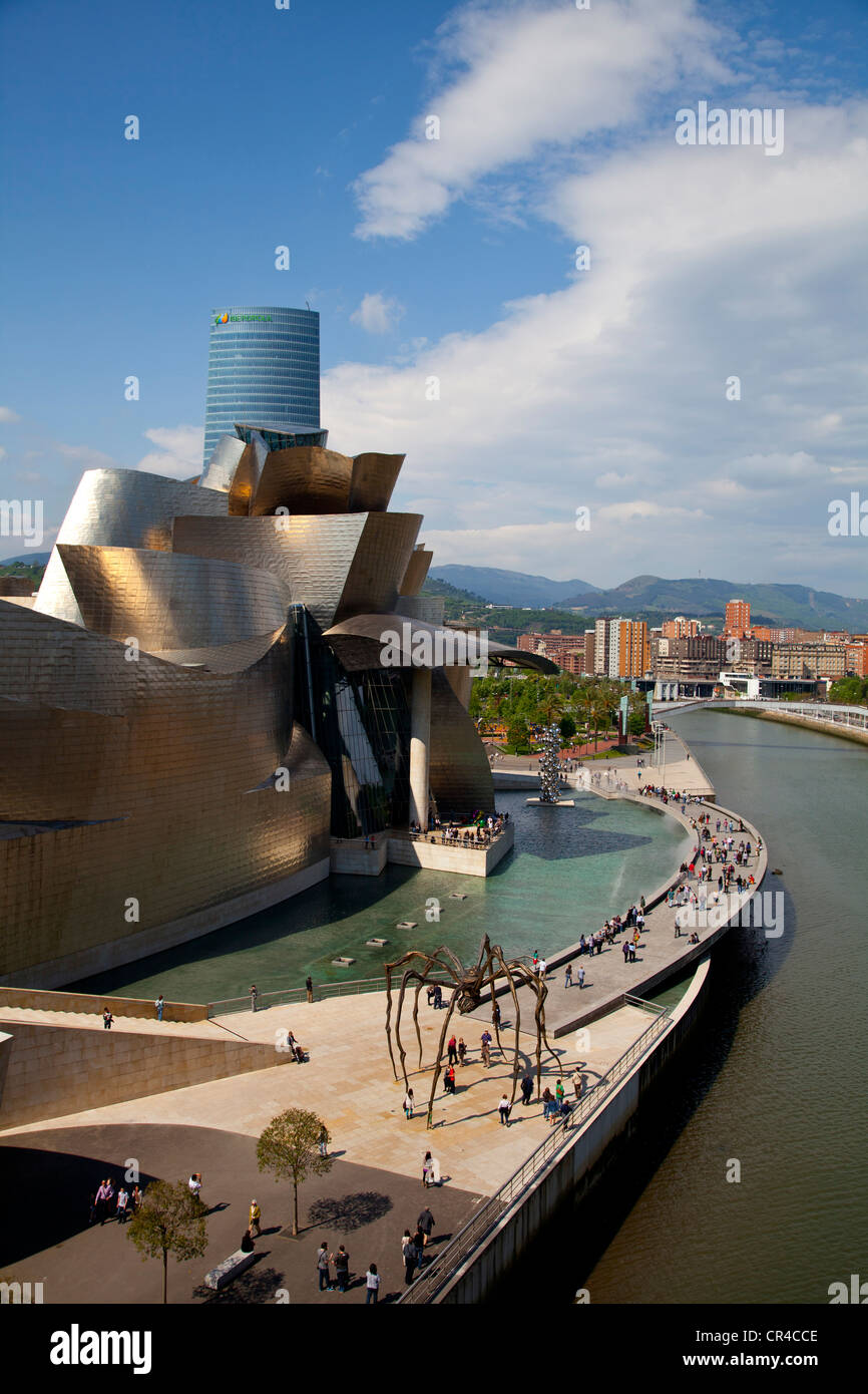 Le Musée Guggenheim d'Art Contemporain de Bilbao, surnommé le trou, musée contemporain construit du titane, du calcaire et de la Banque D'Images