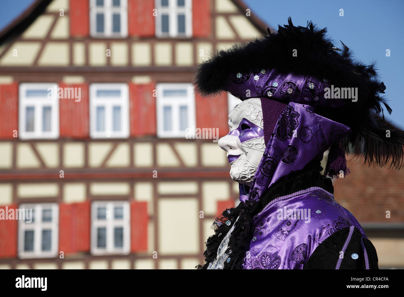 Homme portant un masque en face de maison à colombages, Hallia Venezia carnival, Schwaebisch Hall, Bade-Wurtemberg Banque D'Images