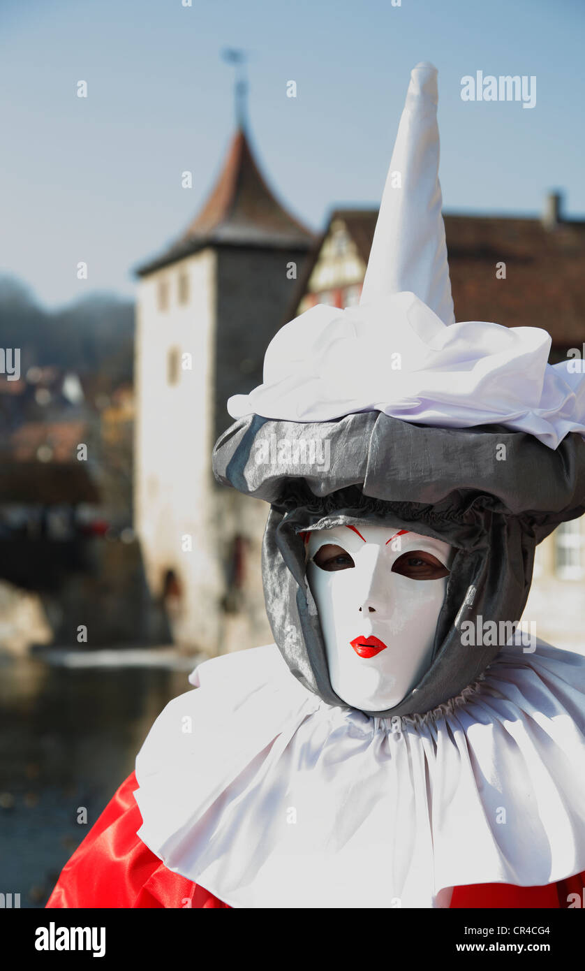 Masque, Sulfertor gate et les rives de la rivière Kocher à l'arrière, Hallia Venezia carnival, Schwaebisch Hall Banque D'Images