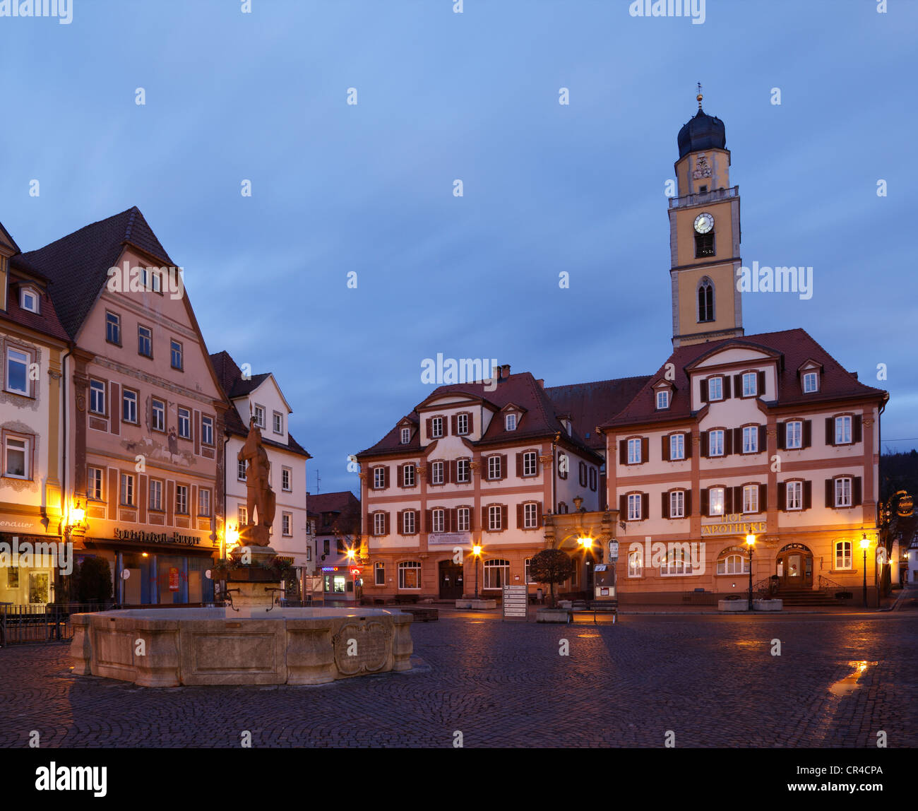 Marktplatz place avec deux maisons et la tour de la cathédrale de Saint Jean Baptiste, Bad Mergentheim, Tauber, Hohenlohe Banque D'Images