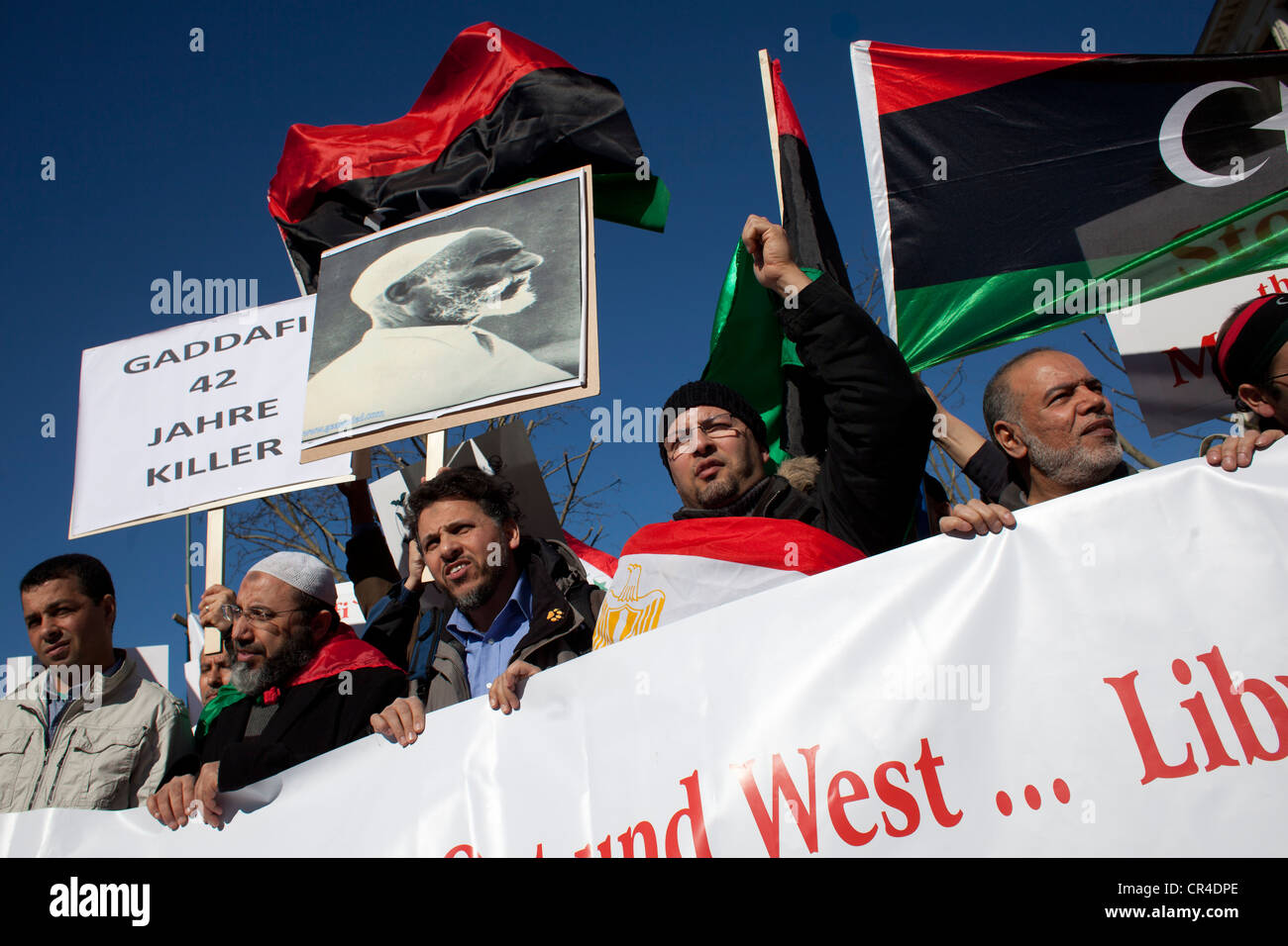 Les Libyens exilés démontrant pour la liberté et la démocratie dans leur pays et contre le chef de l'Etat Mouammar Kadhafi, Berlin Banque D'Images