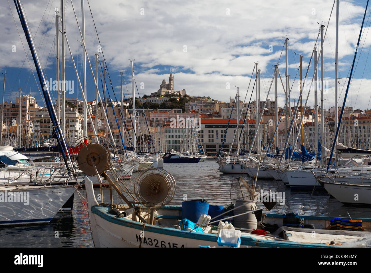 Vieux Port, Vieux port de Marseille, l'église Notre Dame de la garde à l'arrière, Bouches-du-Rhône, Provence, France, Europe Banque D'Images