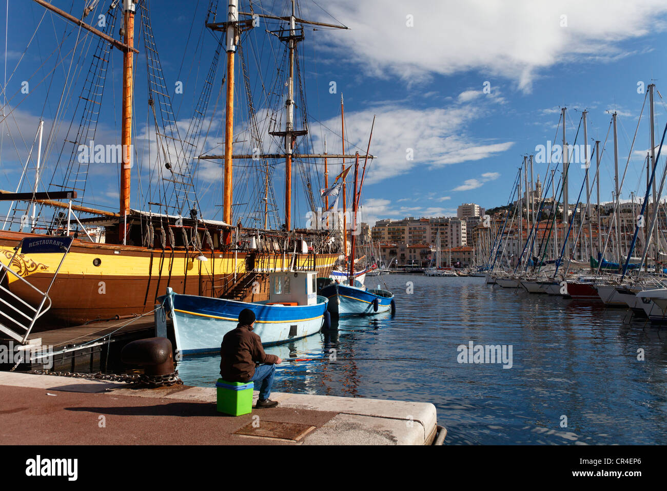 Vieux Port, vieux port de Marseille, l'église Notre Dame de la garde à l'arrière, Bouches-du-Rhône, Provence, France, Europe Banque D'Images
