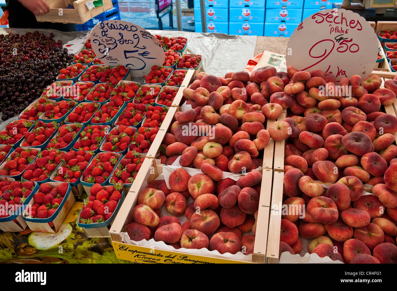 La France, l'Hérault, Sète, mercredi grand marché, les fruits, les pêches et les fraises Banque D'Images