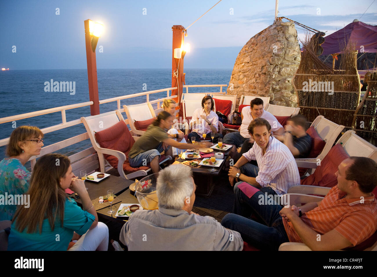 La France, l'Hérault, Sète, Cap de Sète, Ameri K Club Bar, soirée tapas  entre amis face à la mer Photo Stock - Alamy