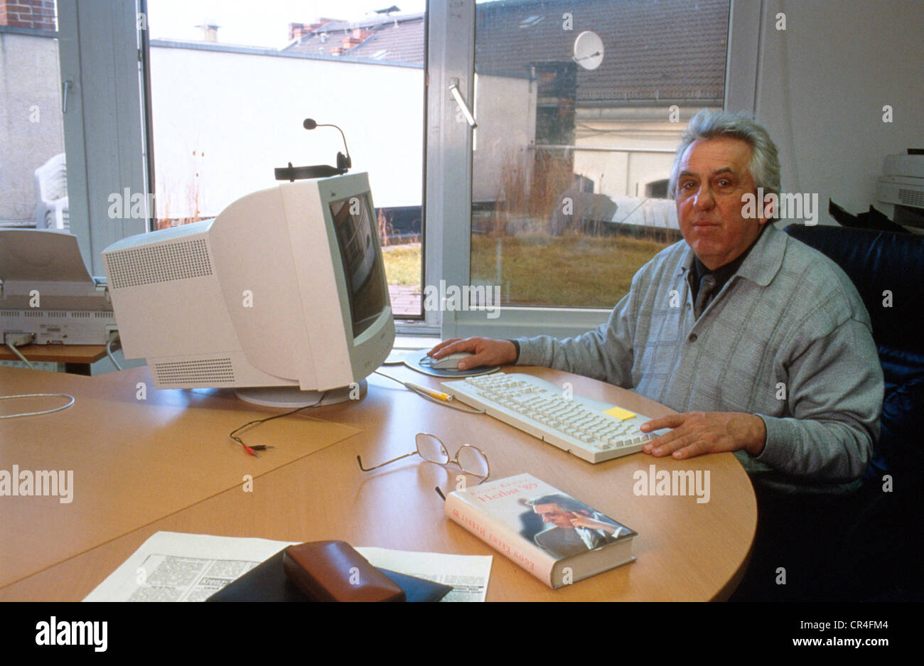 Krenz, Egon, * 19.3.1937, politicien allemand (SED), Conseil de la République démocratique allemande (octobre à décembre 1989), demi-longueur, assis au bureau d'ordinateur, Berlin, 1.12.1999, Banque D'Images