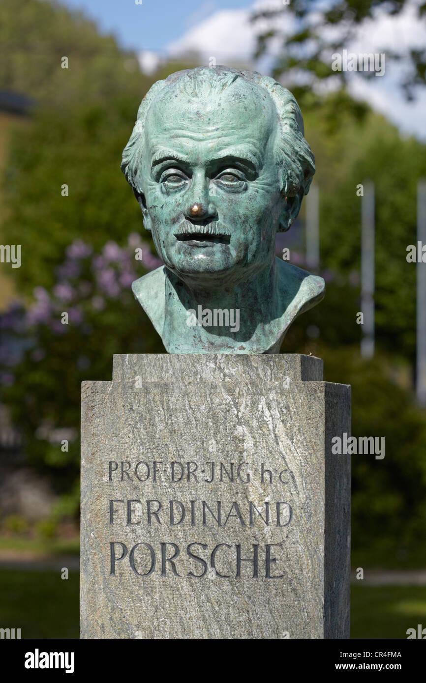 Buste du professeur Ferdinand Porsche, Porsche Park, Gmuend, Carinthie, Autriche, Europe Banque D'Images
