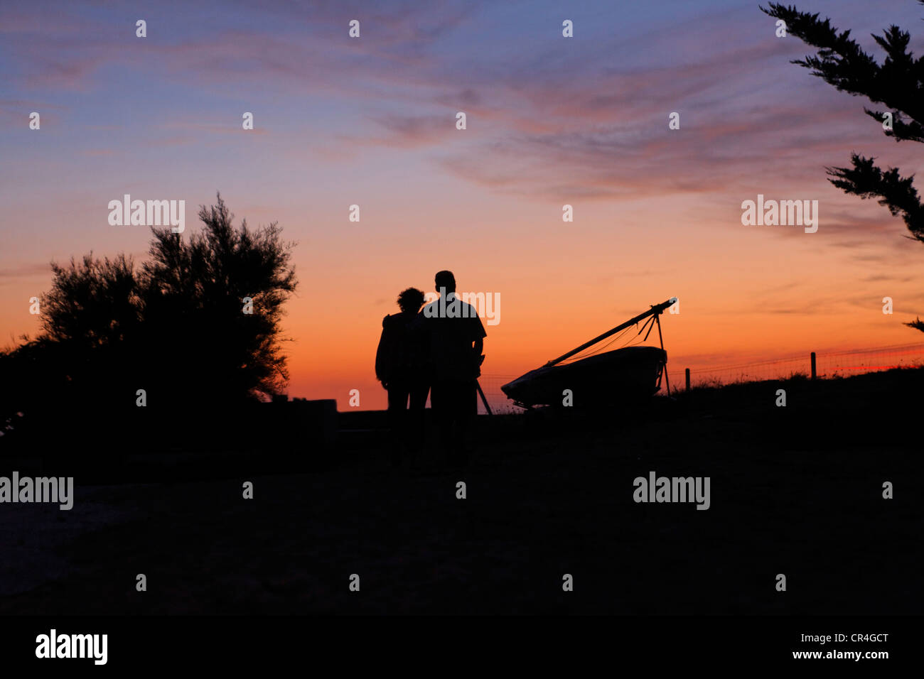 Couple dans le coucher du soleil et voile, Ile de Re, Charentes, France, Europe Banque D'Images